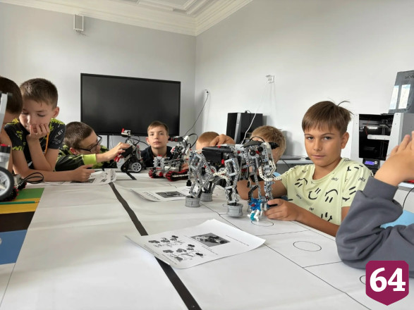 Саратовских школьников учат программировать роботов в новом «Городе мастеров»